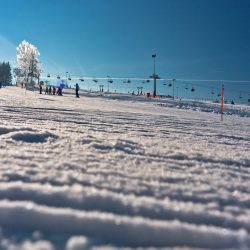 Piękny, słoneczny dzień w Tyliczu na stoku narciarskim Master-Ski.