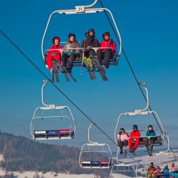 Piękny, słoneczny dzień w Tyliczu na stoku narciarskim Master-Ski. Zimowe aktywności i sport na śniegu